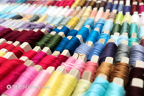 彩色線(xiàn)軸的絲線(xiàn) 紡織品的無(wú)限可能